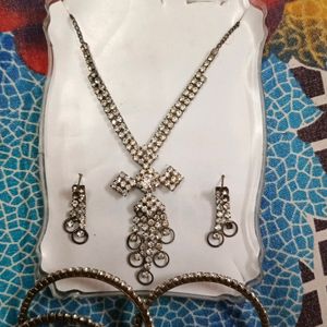 Jewellery Set With Necklace, Earrings And 4 Bangle