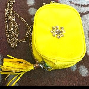 Beautiful slingbag in yellow colour 💛