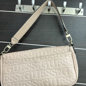 A Very Chique Guess Bag For Daily Use