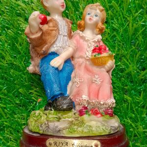 Couple Statue - Gift 🎁 Items Or Can Be Kept In Mirror Shelf