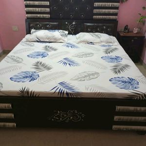 Bedsheet With 2 Pillows (Elastic Fitting)