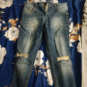 Tappered Knee cut jeans
