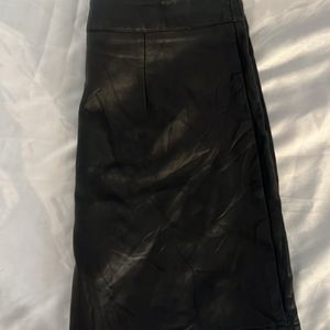 Leather V detailed short skirt