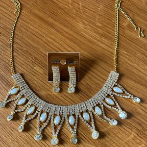 A Beautiful Diamond Necklace Set With Earring