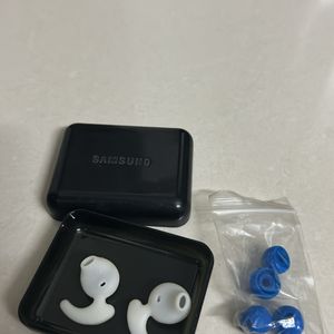 Samsung Earbuds White Qweezer And Earbud Tips