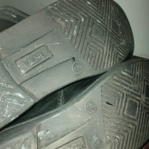 Black shoe With Free 2 Pair Shocks