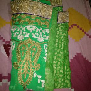 Woman Saree Color Green And Red क्रीम