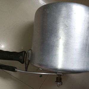 Bajaj 6.5 Litre Cooker In Fully Working Condition