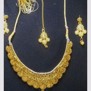 Chokar Set With Earings And Mangtikka