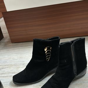 Women Black Velvet Winterwear Boots