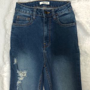 Distressed skinny jeans