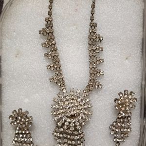 3 Jewelery Sets With 4  Bangles