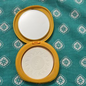 Lakme Sun Expert Compact