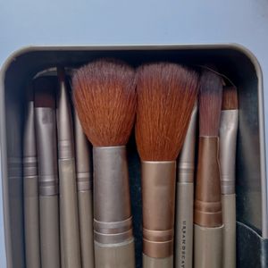 A set Of 10 Makeup Brushes