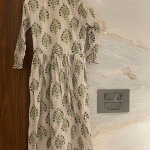 Ajio White Floral Printed Cotton Kurta In Xs