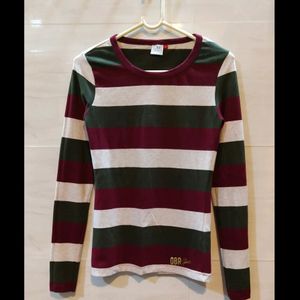 Round neck striped  casual T-shirt.🦃