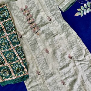 Kurti With Bandhani Print Dupatta