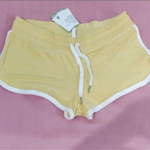 H&M Yellow velour shorts 😍New with tag no coins/swap❌