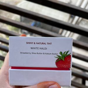 La Pink Strawberry Natural Tinted Lip Balm with Sh