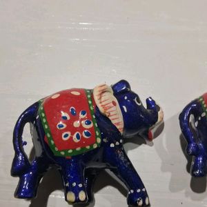 Elephants Showpiece