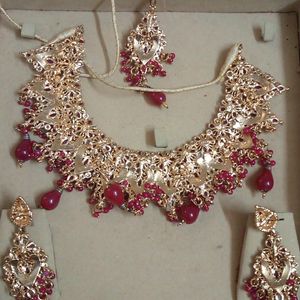 Nice neck piece with ear rings & Bindi.