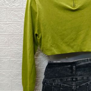 Effortless Green Vibes: Stylish Crop Sweatshirt