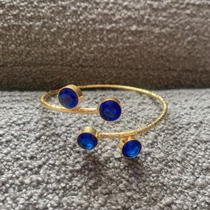 Gold spirited bangle bracelet