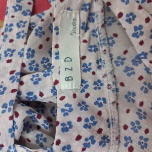 A pretty light pink and blue flower print top. It has a criss cross design on back. Size is medium but can fit a large too.