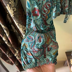 Blue Green Paisley Barrot Top 💠