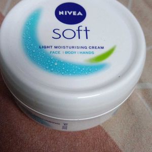 Nivea Soft Light Moisturizing Cream