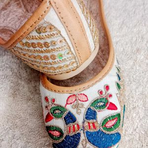 EMBROIDERY DESIGN PUNJABI JUTTIS