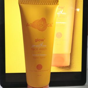 Aqualogica Glow+ Smoothie Face Wash - 100ml