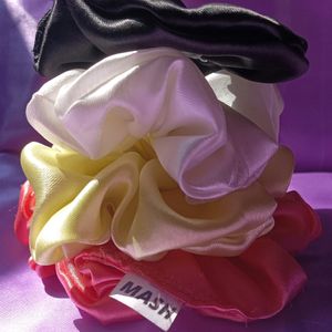 Scrunchies Set Of 4 +1 Free💕