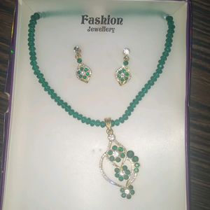 Brand New Green Fashion Nackless