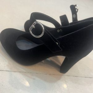 SUEDE BLACK HEELS SMALL SIZE