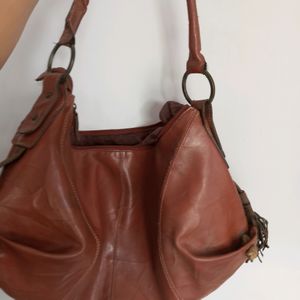 BROWN HAND BAG.