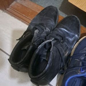 Used E Pair Of Shoes. 2 Shoes Size 7.1 Shoe 8 No