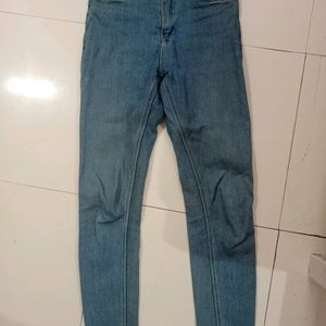 Levis Skinny Jeans..Size 26