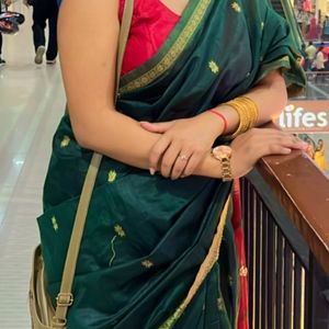 Women Green With Red Contrast Pallu Saree