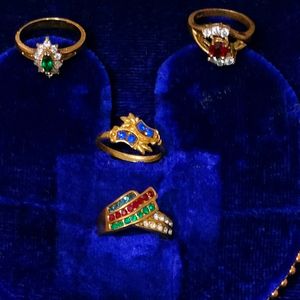 Gold Jewellery Set With 4 Rings