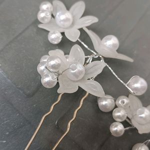 White Beutiful Flower Hair Moti Clips