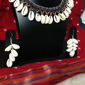 Shell necklace with earnings