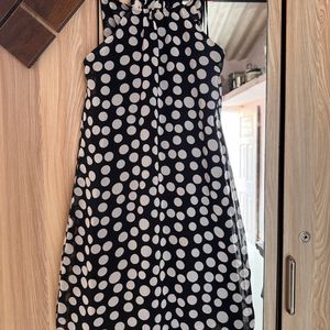 A Very Beautiful Black And  White Sleeveless Dress