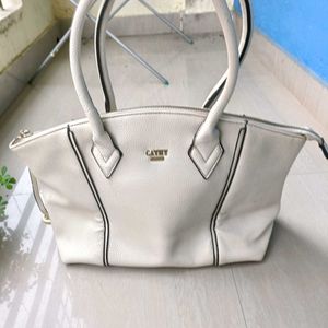 Classy And Spacious Handbag 👜 Cathy