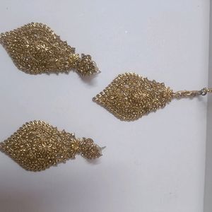 Set Of 2 Diamond Shape Earrings And Maangtika