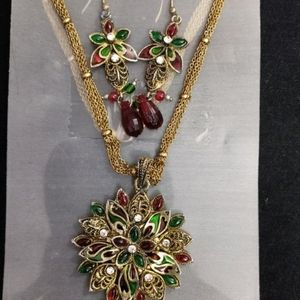 ✨Maroon and Green jewellery set✨