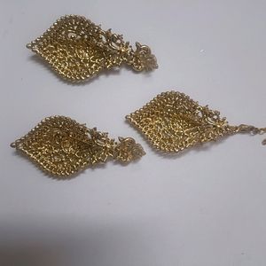 Set Of 2 Diamond Shape Earrings And Maangtika