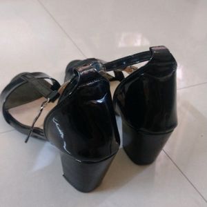 HIGH HEELS BLACK COLOUR 🖤