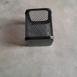 METAL PEN STAND