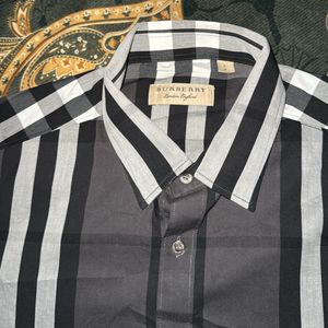 Authnetic burberry shirt L size